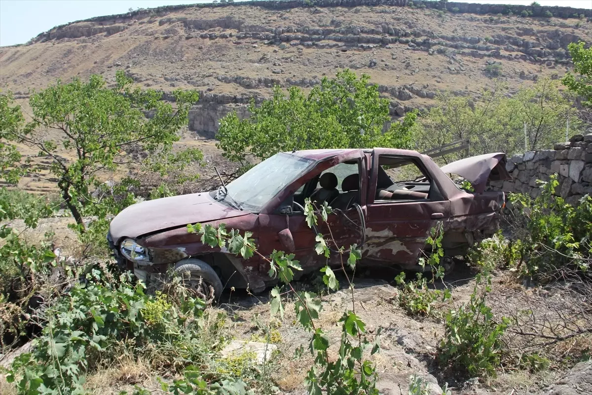 Kayseri'de Otomobil Bahçeye Düştü: Sürücü Yaralandı
