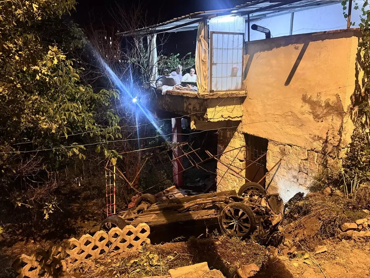 Kayseri'de müstakil evin bahçesine düşen otomobilin sürücüsü yaralandı