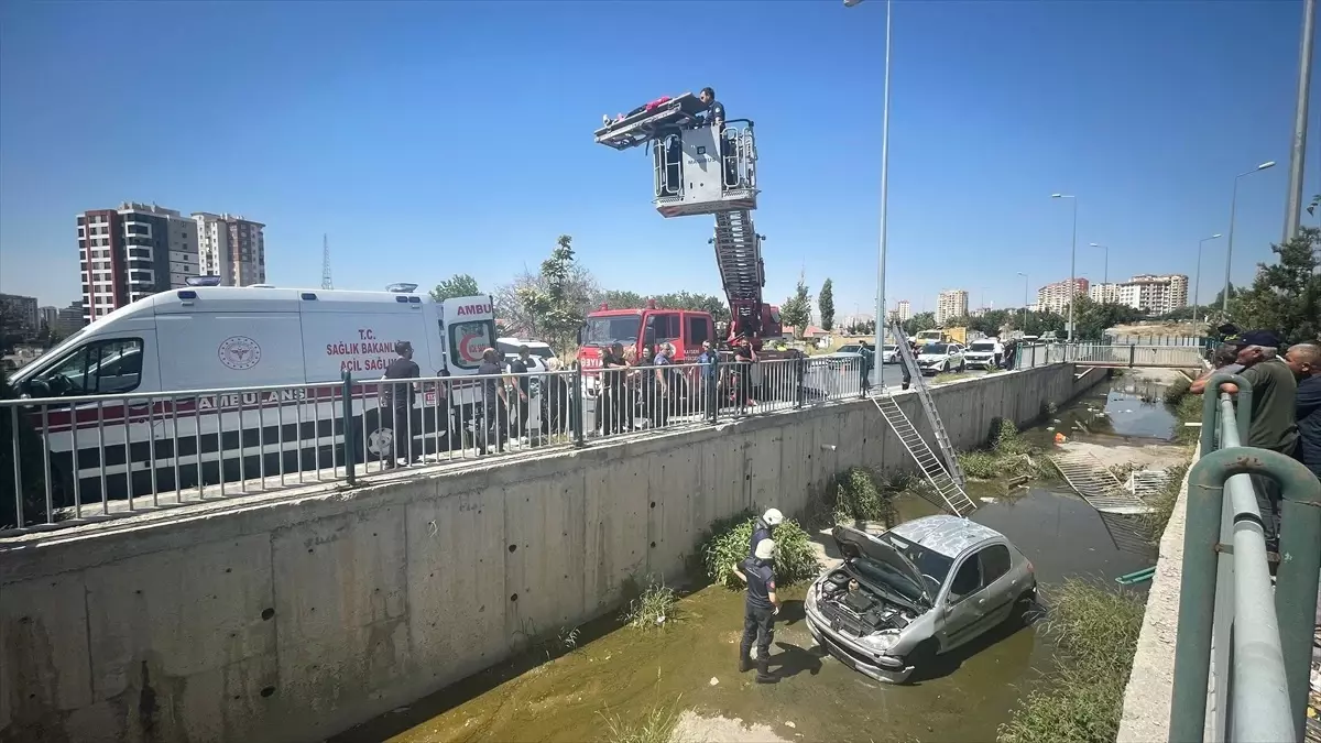 Kayseri'de Su Kanalına Düşen Araçta Sürücü Yaralandı