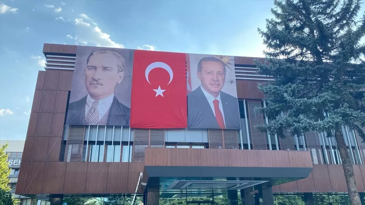 Kayseri'de 'Terörsüz Türkiye'ye destek için kentin farklı noktalarına Türk bayrağı asıldı