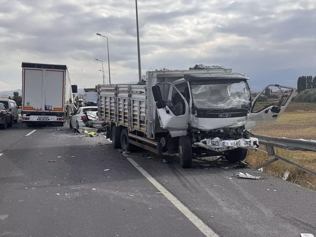 Kayseri'de Tır, Otomobil ve Kamyonet Kazasında 3 Yaralı