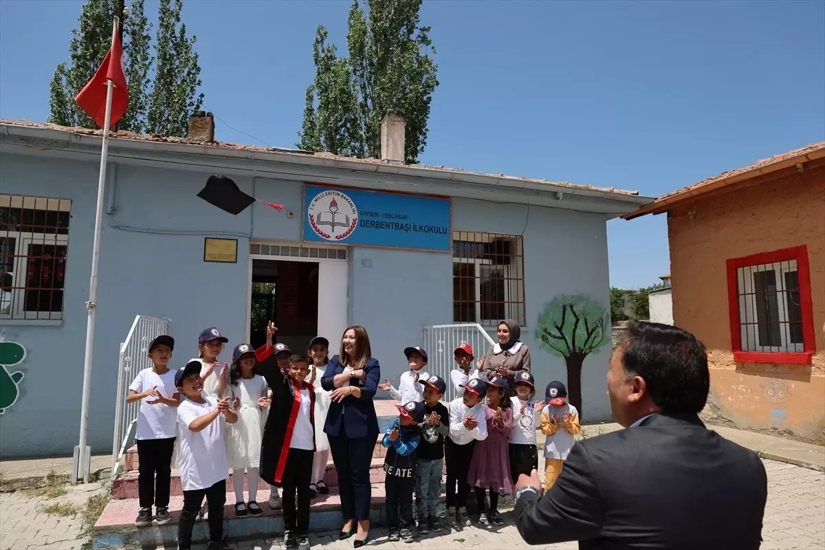 Vali Çiçek'ten Öğrenciye Sürpriz Mezuniyet Ziyareti