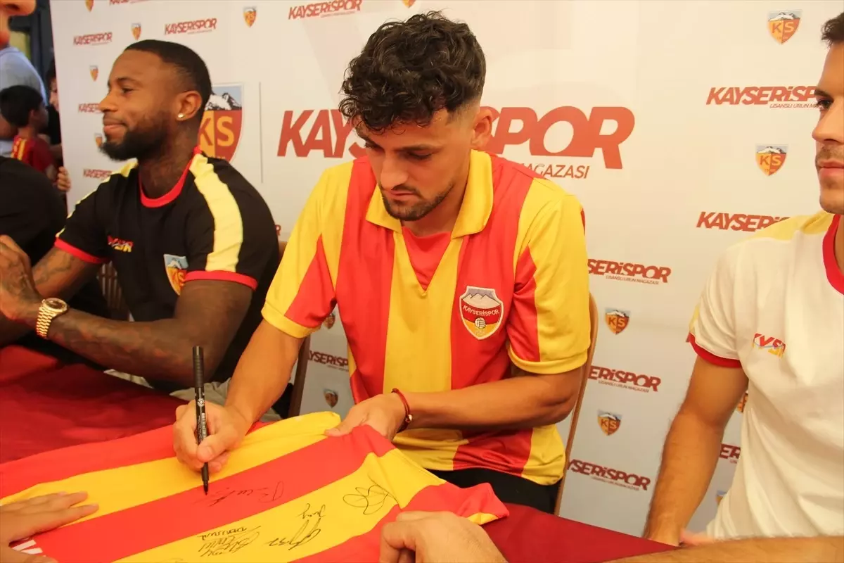 Zecorner Kayserispor'da İmza Günü Coşkusu