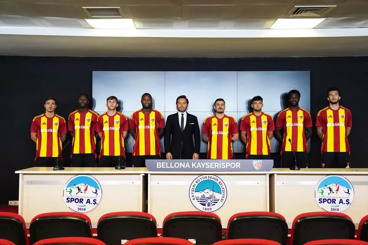 Kayserispor, Yeni Transferlerini Taraftara Tanıttı
