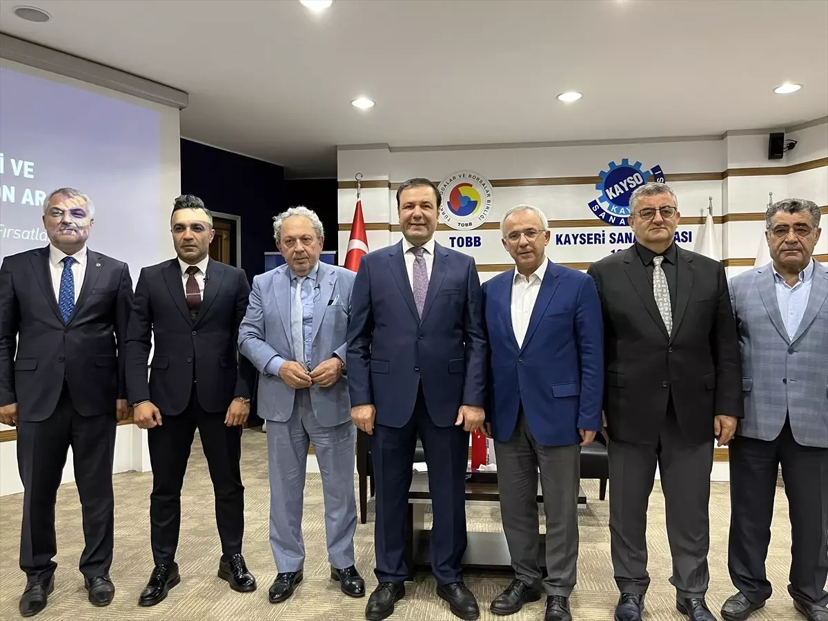 Kayseri'de '2025'te Türkiye Ekonomisi ve Anadolu Sanayisinin Yön Arayışı' Paneli Düzenlendi