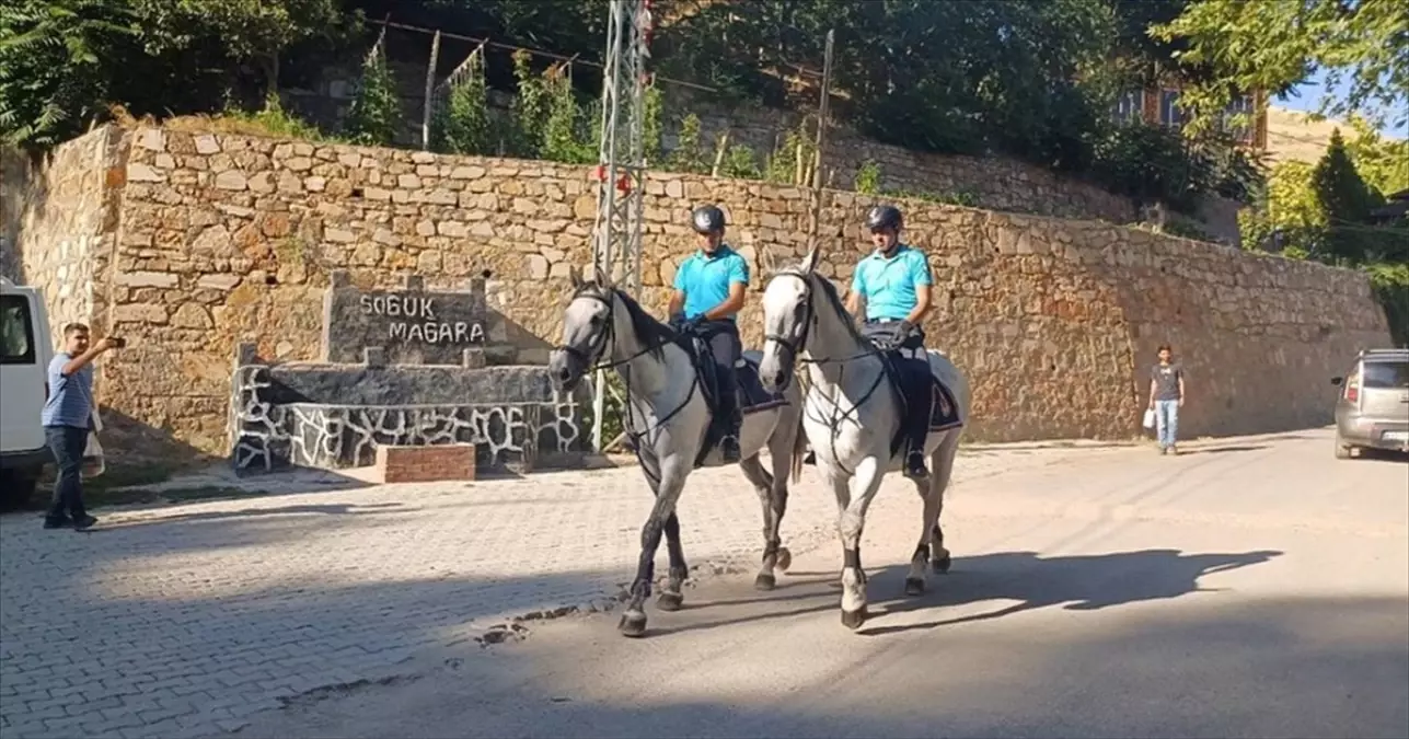 Elazığ'da Atlı Jandarma Timinden Devriye Faaliyeti