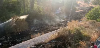 Elazığ'da Otluk Alanda Çıkan Yangın Söndürüldü