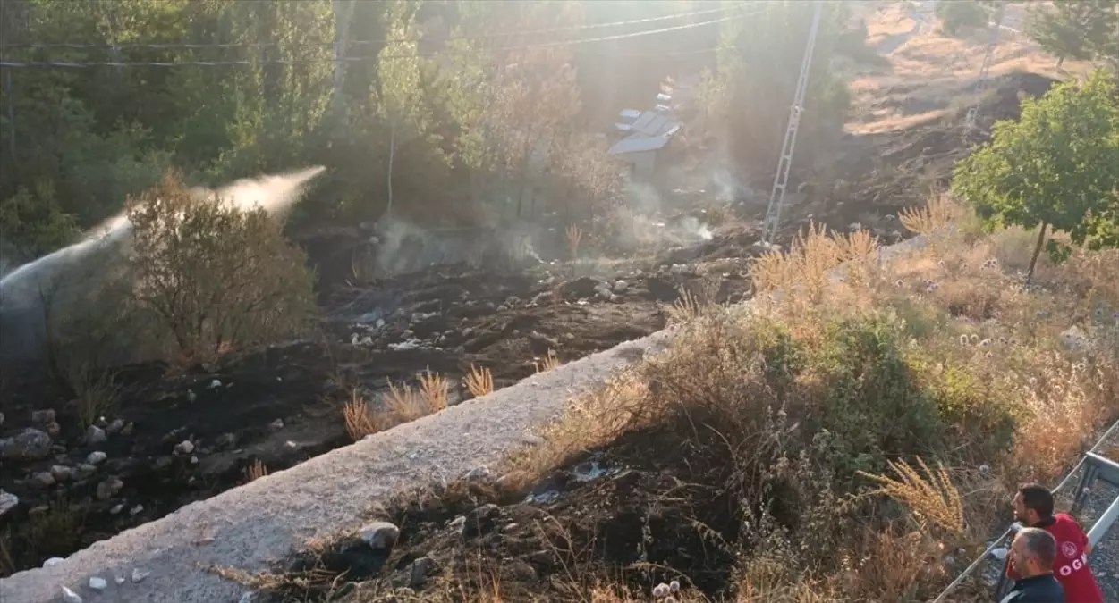 Elazığ'da Otluk Alanda Çıkan Yangın Söndürüldü