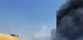 Kemalpaşa'da Depo Yangını: 3 Çalışan Hastaneye Kaldırıldı