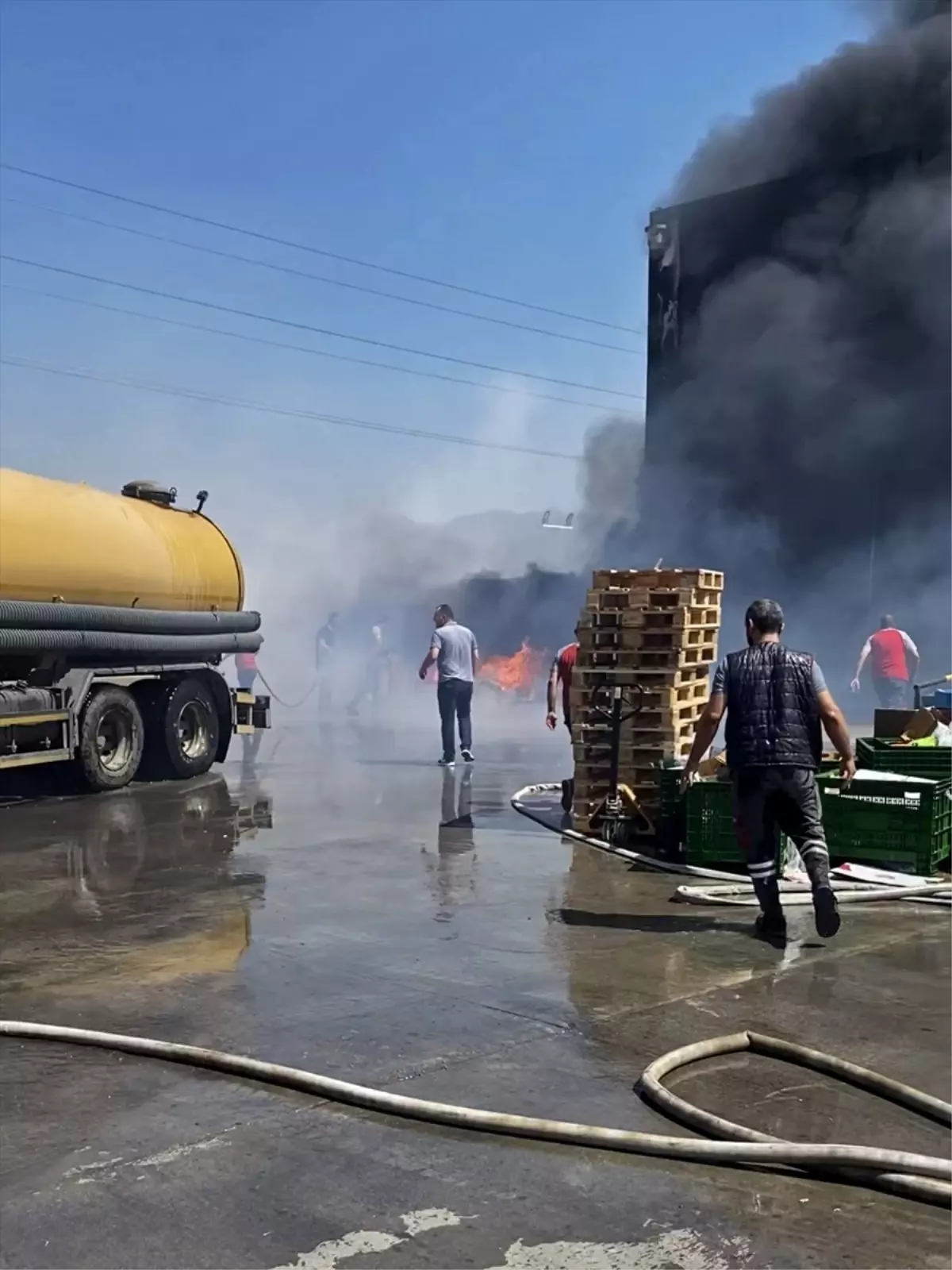 Kemalpaşa'da Depo Yangını: 3 Çalışan Hastaneye Kaldırıldı