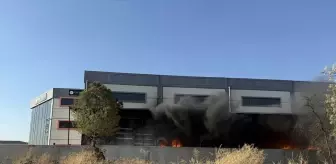 Kemalpaşa'da Fabrikada Yangın: Kamyonet Kullanılamaz Hale Geldi