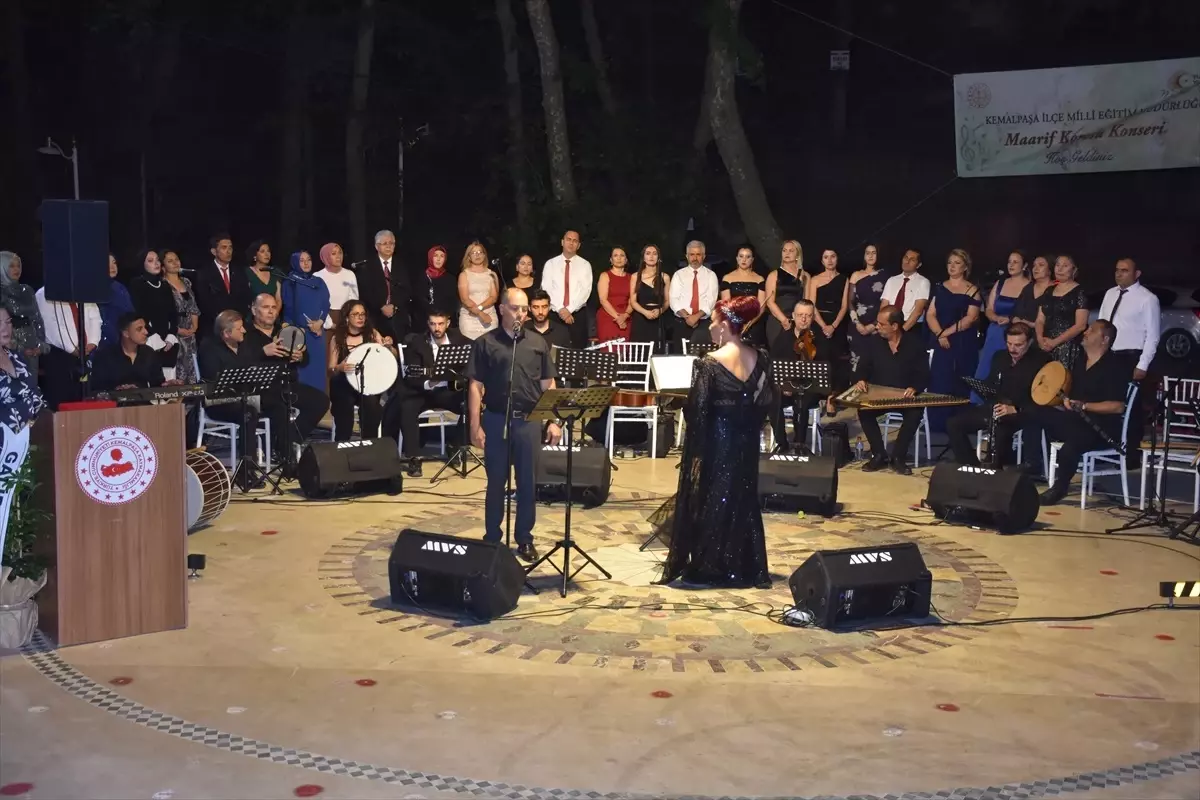 Kemalpaşa'da Öğretmenlerden Oluşan Maarif Korosu Konser Verdi