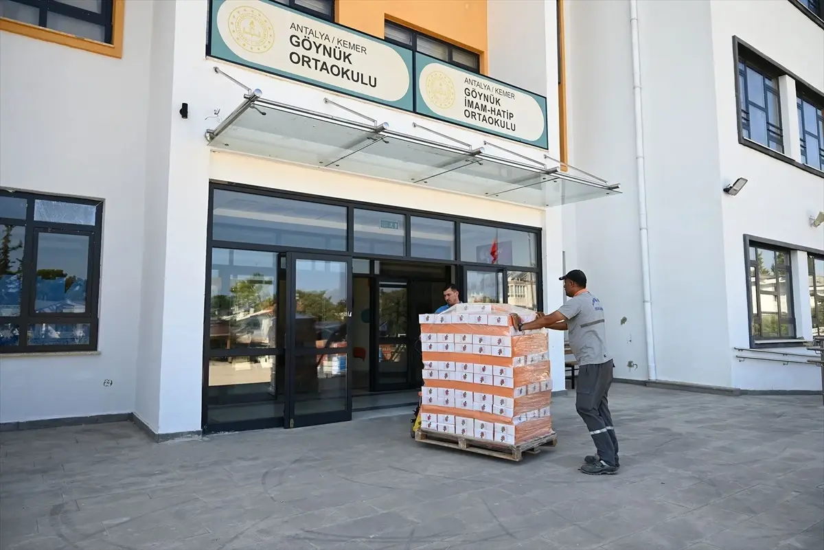 Kemer Belediyesinden 6 bin 500 Öğrenciye Kırtasiye Desteği