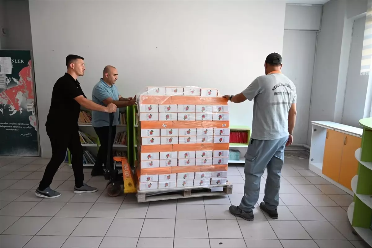 Kemer Belediyesi'nden Öğrencilere Ücretsiz Kırtasiye Desteği