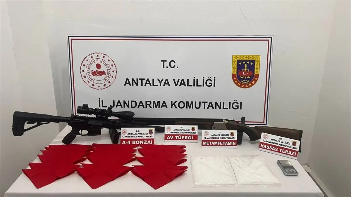 Antalya'da Uyuşturucu Operasyonu: 1 Kilo Uyuşturucu ve Silah Ele Geçirildi