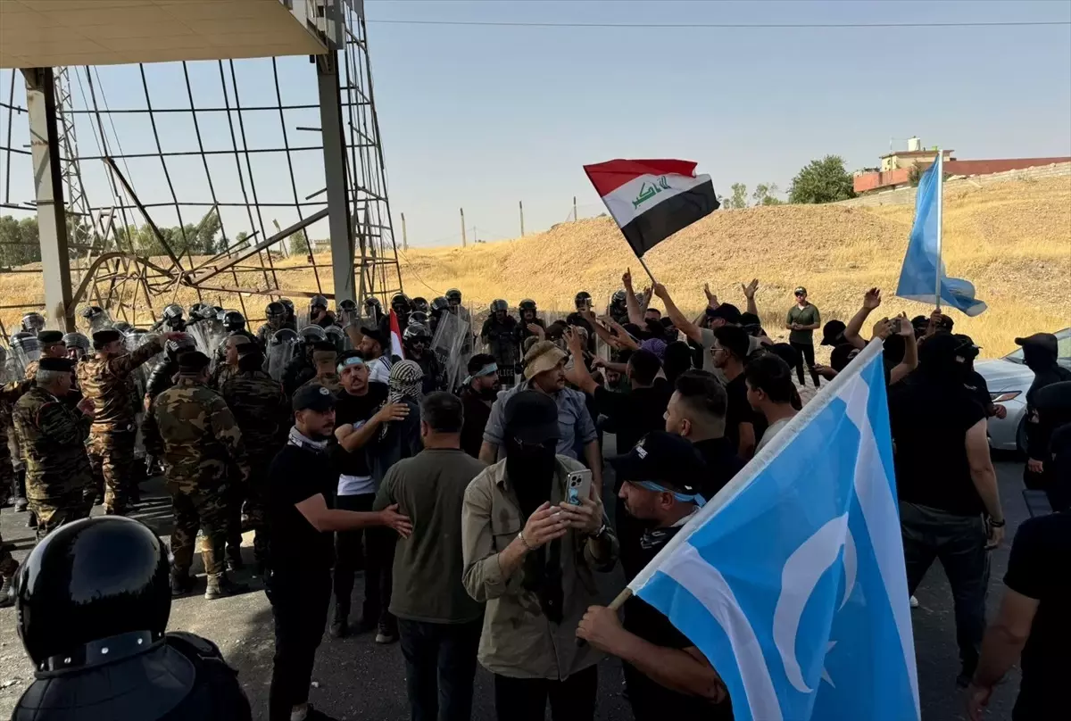 Türkmen Göstericiler Kerkük-Erbil Yolunu Kapattı