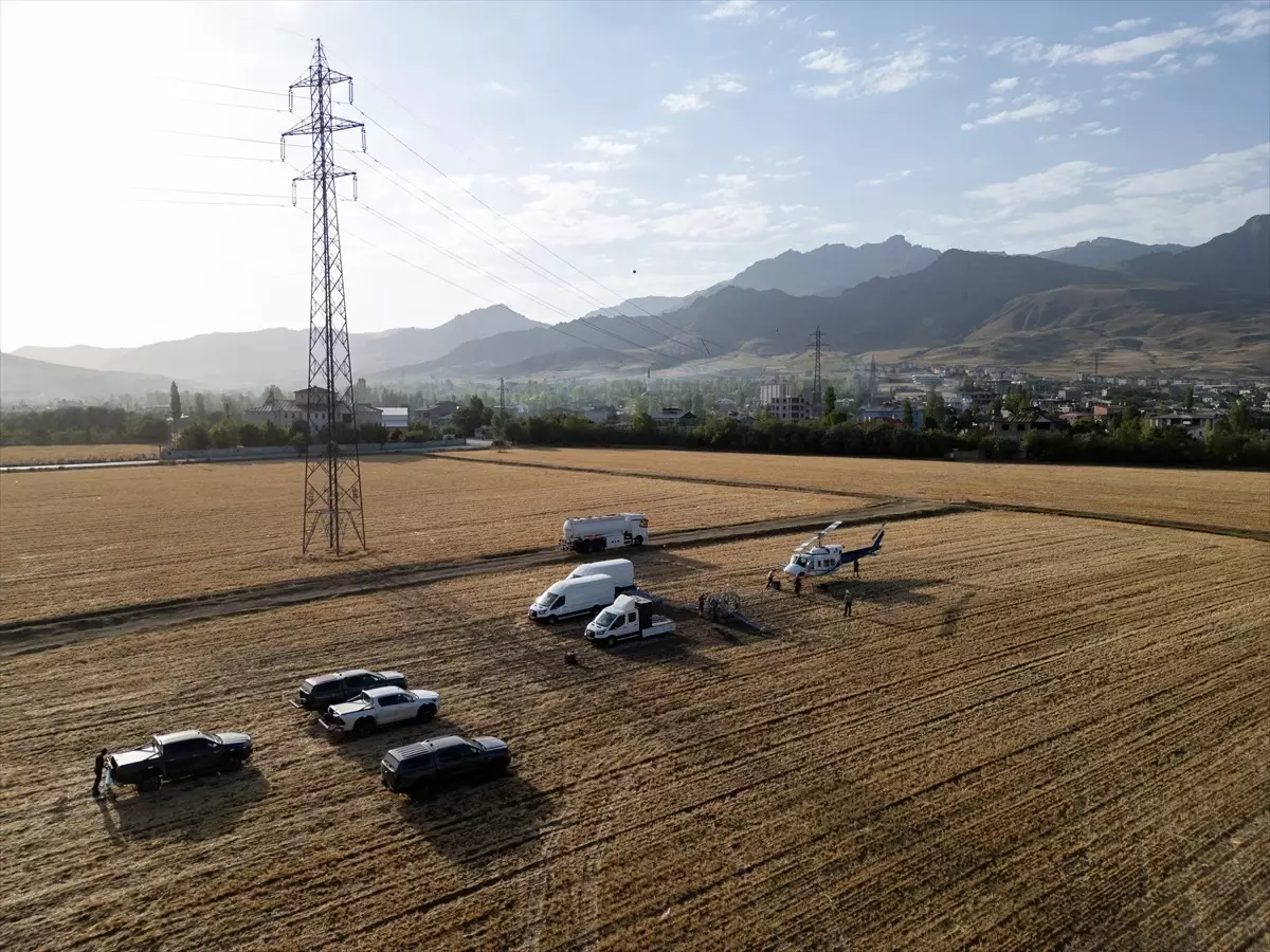 TEİAŞ, Helikopterle Enerji Hatlarında Canlı Bakım Çalışması Yapıyor