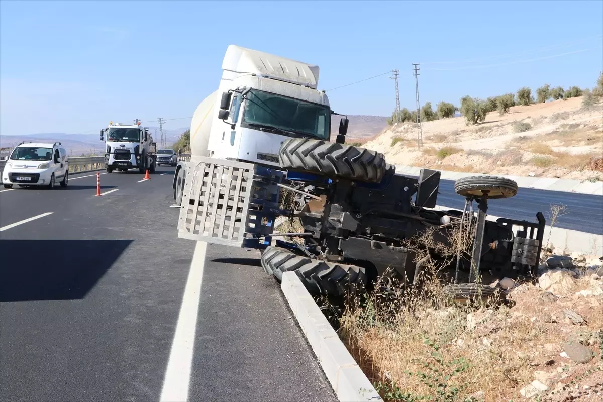 Kilis'te Beton Mikseri ile Traktör Çarpıştı: 1 Yaralı
