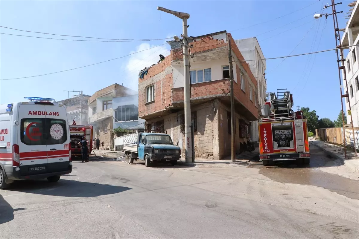 Kilis'te Çatı Yangını: Bir Kişi Dumandan Etkilendi