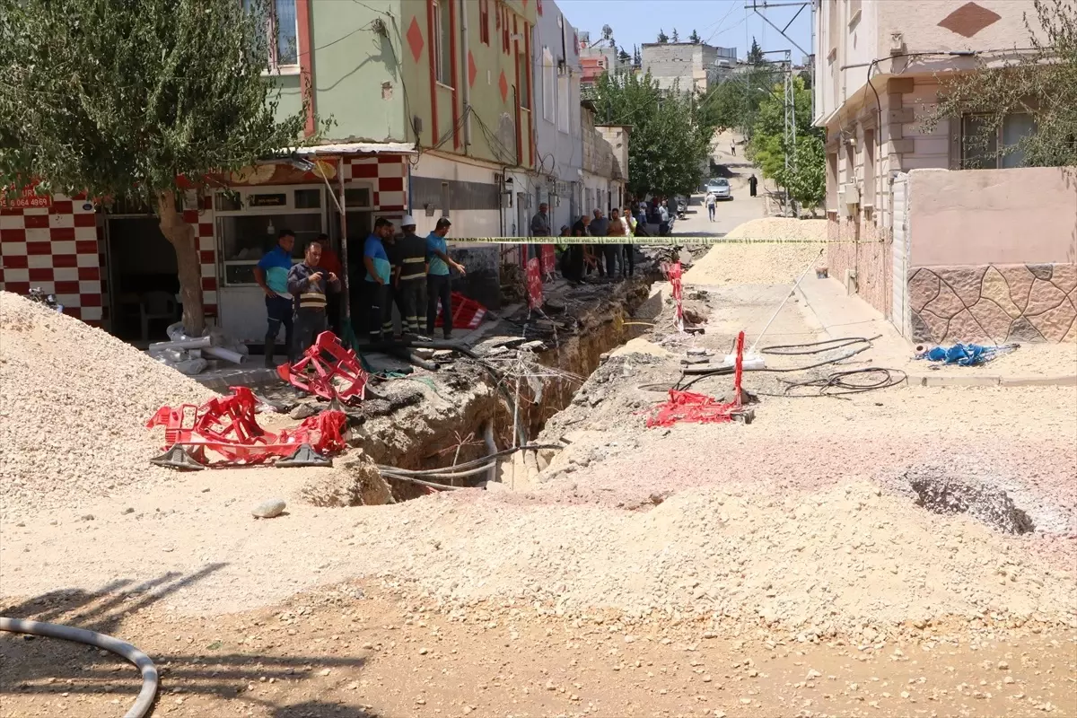 Kilis'te Doğal Gaz Borusuna Zarar Veren İş Makinesi Yangın Çıkardı
