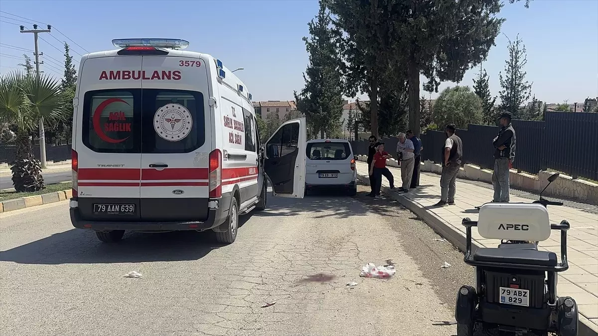 Kilis'te Motorlu Bisiklet Devrildi: 1'i Ağır 2 Yaralı