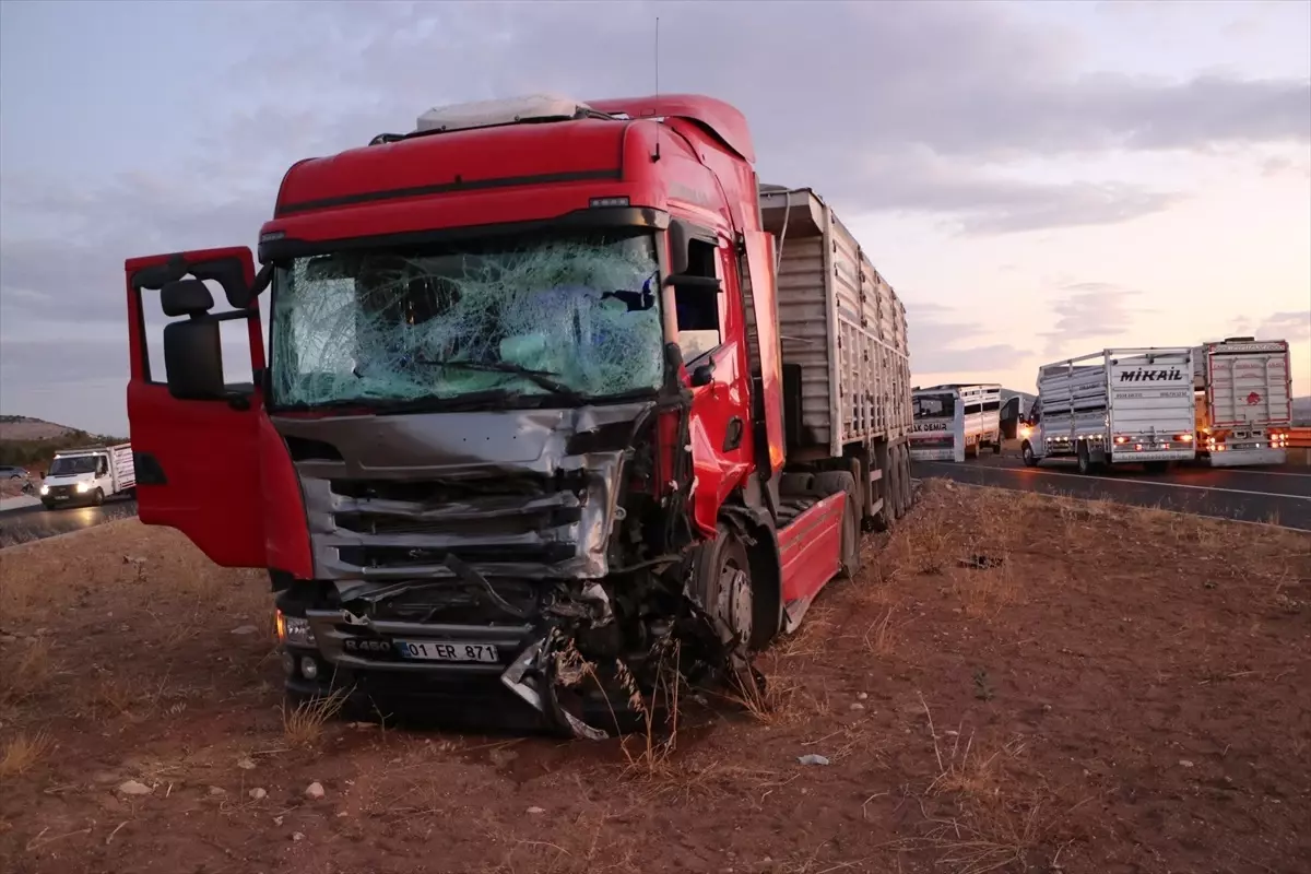Kilis'te Tır ile Pikabın Çarpışması: 3 Yaralı