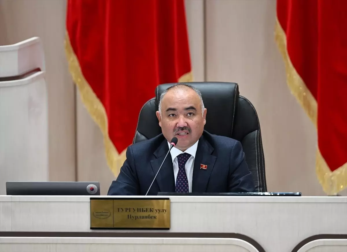 Kırgızistan Meclisi Kendi Kendini Feshetmek İçin İmza Topluyor
