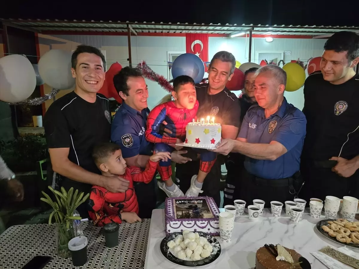 Polis Ekiplerinden Duchenne Kas Distrofisi Hastası Çocuğa Sürpriz Doğum Günü