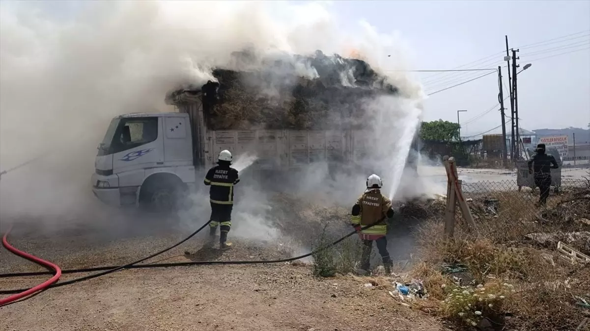 Kırıkhan'da Saman Yüklü Tırda Yangın Çıktı