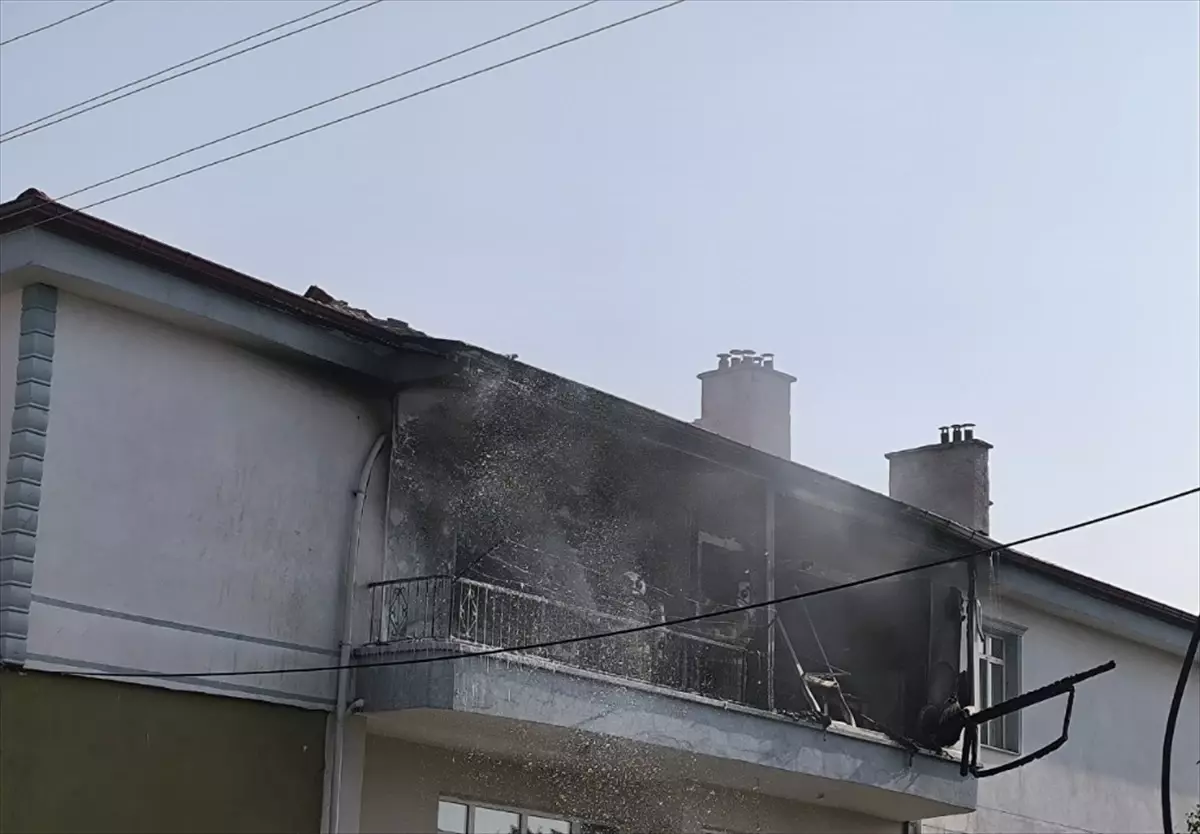 Kırıkkale'de 3 Katlı Apartmanda Yangın: 1 Kişi Dumandan Etkilendi