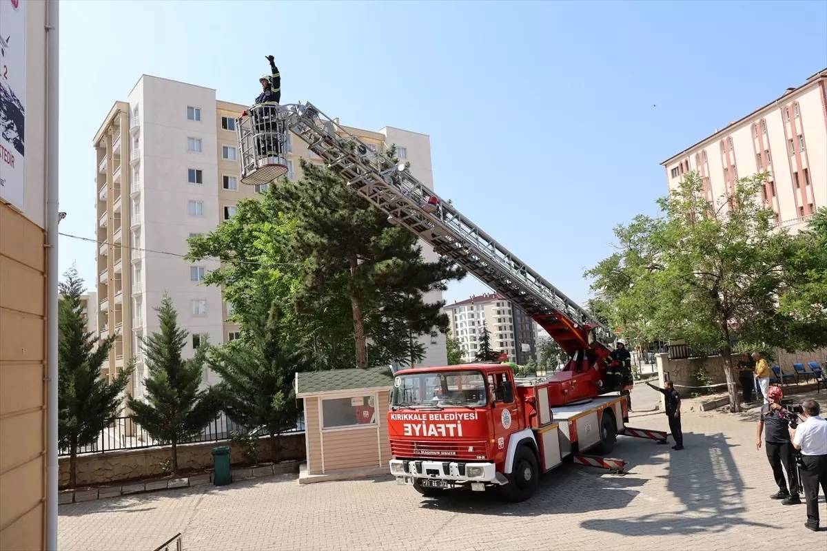 Kırıkkale'de bir okuldaki yangın ve tahliye tatbikatı gerçeği aratmadı