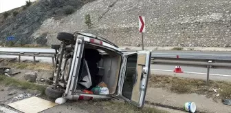 Kırıkkale'de Hafif Ticari Araç Devrildi: 1 Ölü, 1 Yaralı