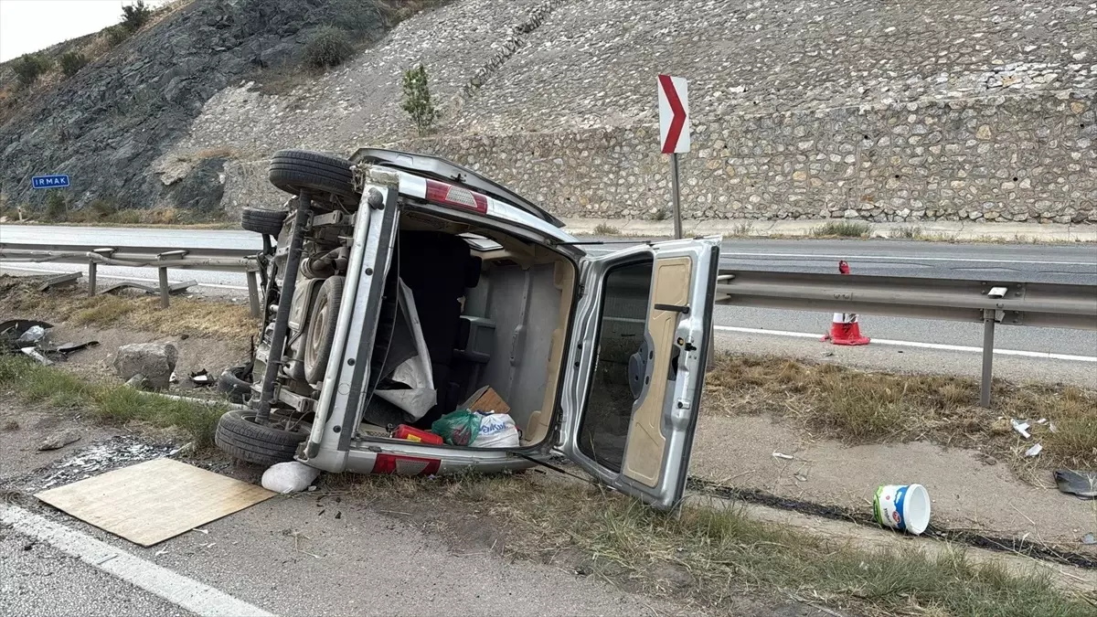 Kırıkkale'de Hafif Ticari Araç Devrildi: 1 Ölü, 1 Yaralı