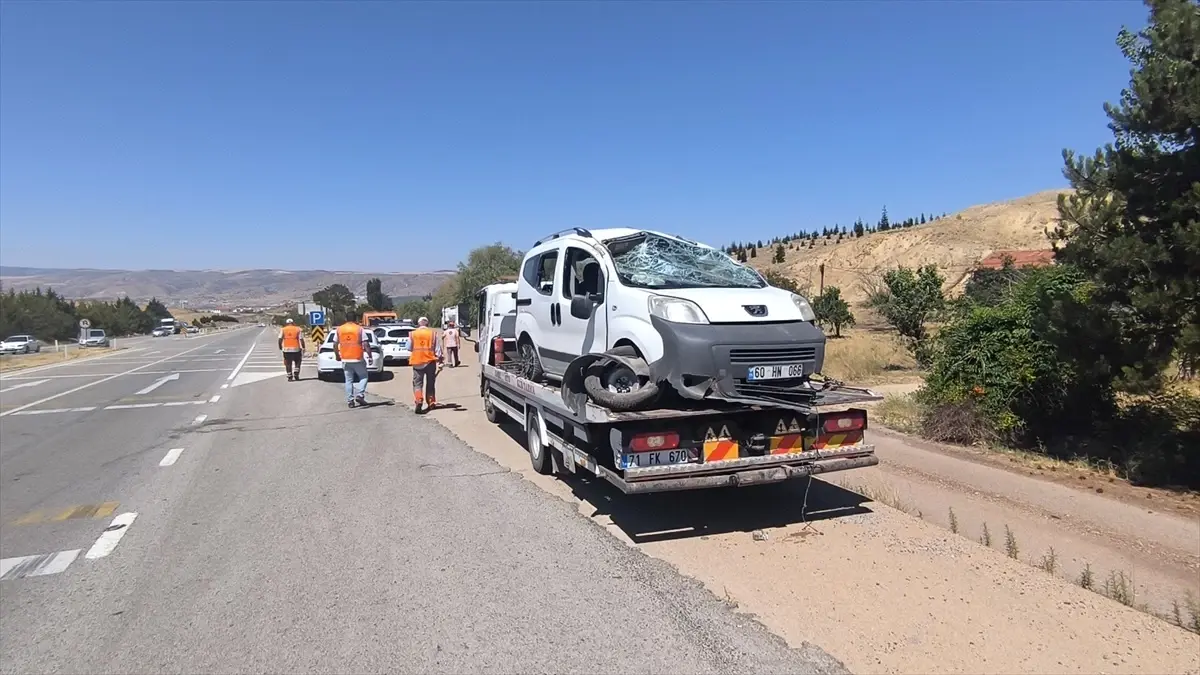 Kırıkkale'de Hafif Ticari Araç Devrildi: 5 Yaralı