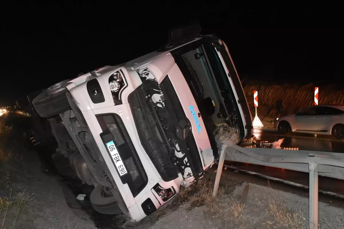 Kırıkkale'de Tırın Refüje Devrilmesi Sonucu Sürücü Yaralandı