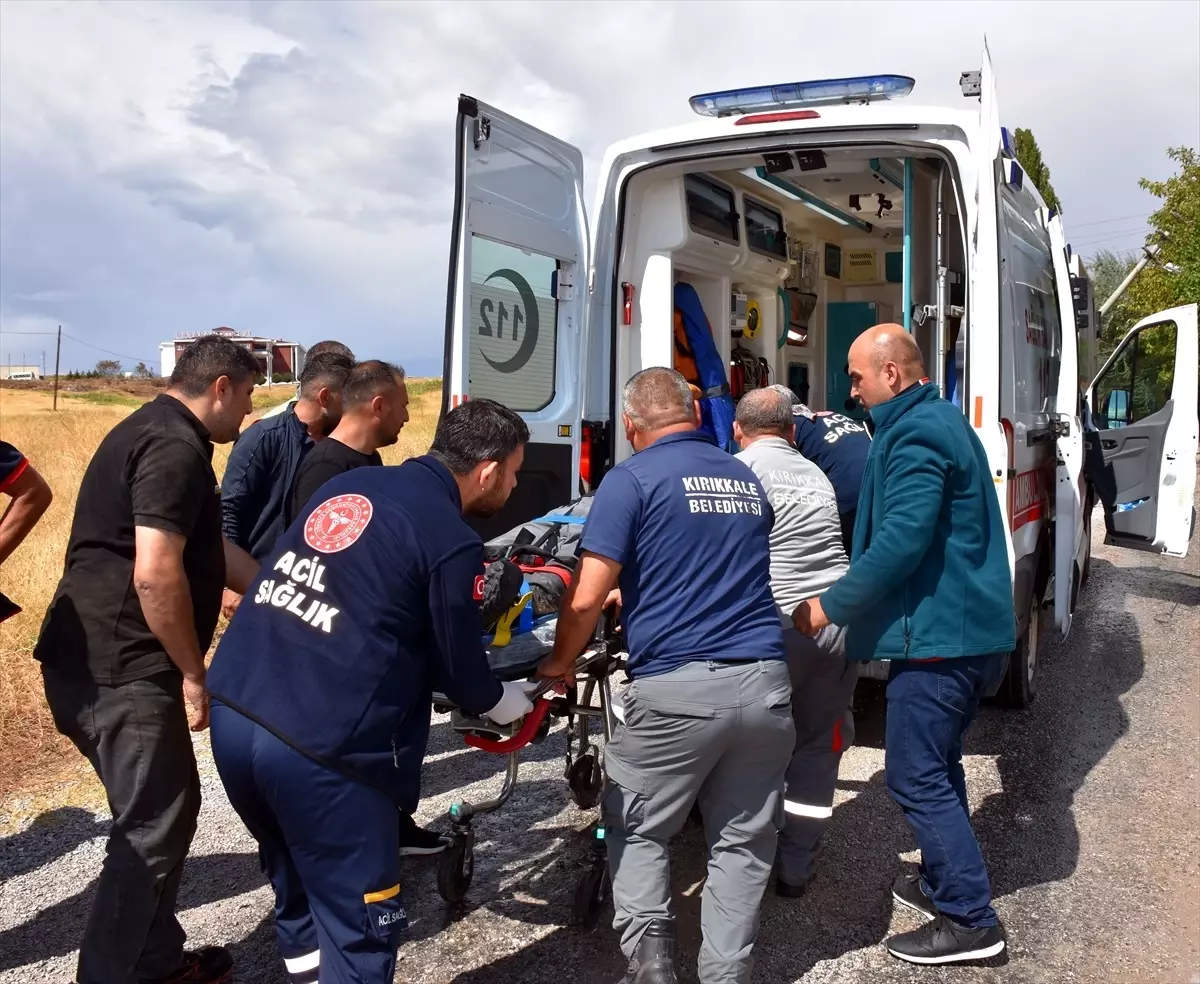Kırıkkale'de Çöp Kamyonu Elektrik Direğine Çarptı: 2 Yaralı