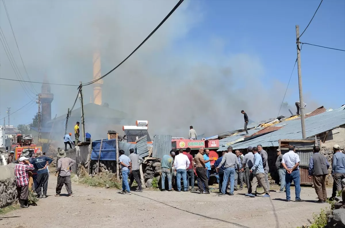 Kars'ta Yangın: 2 Ev ve 2 Samanlık Küle Döndü
