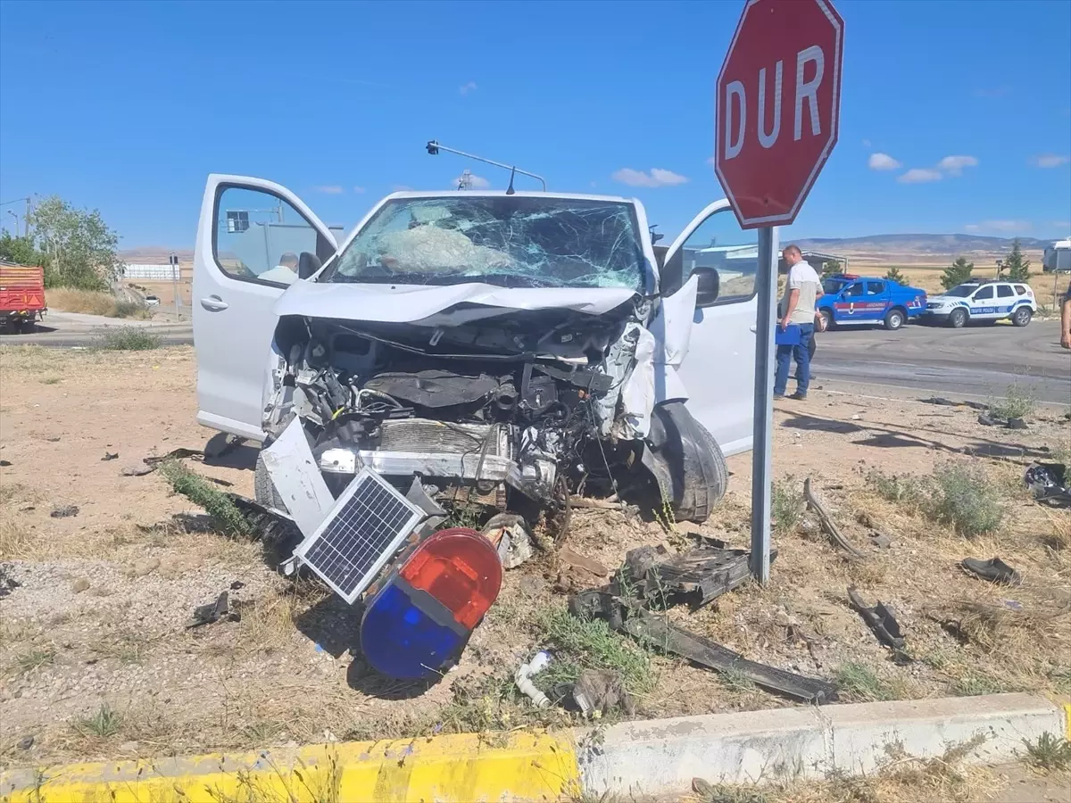 Kırıkkale'de Minibüs ile Hafif Ticari Araç Çarpıştı: 6 Yaralı