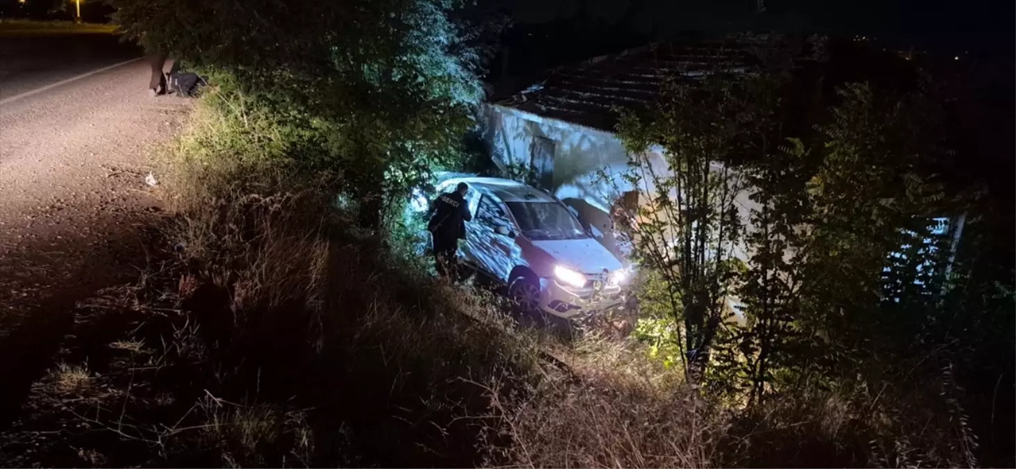 Kırıkkale'de Otomobil Evine Çarptı