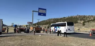 Kırıkkale'de Yolcu Otobüsü ile Traktör Çarpıştı: 4 Yaralı