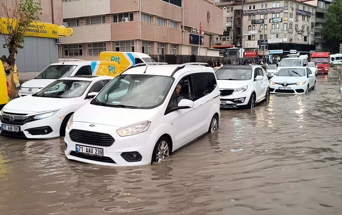 Kırıkkale'de Aniden Bastıran Sağanak Yaşamı Olumsuz Etkiledi