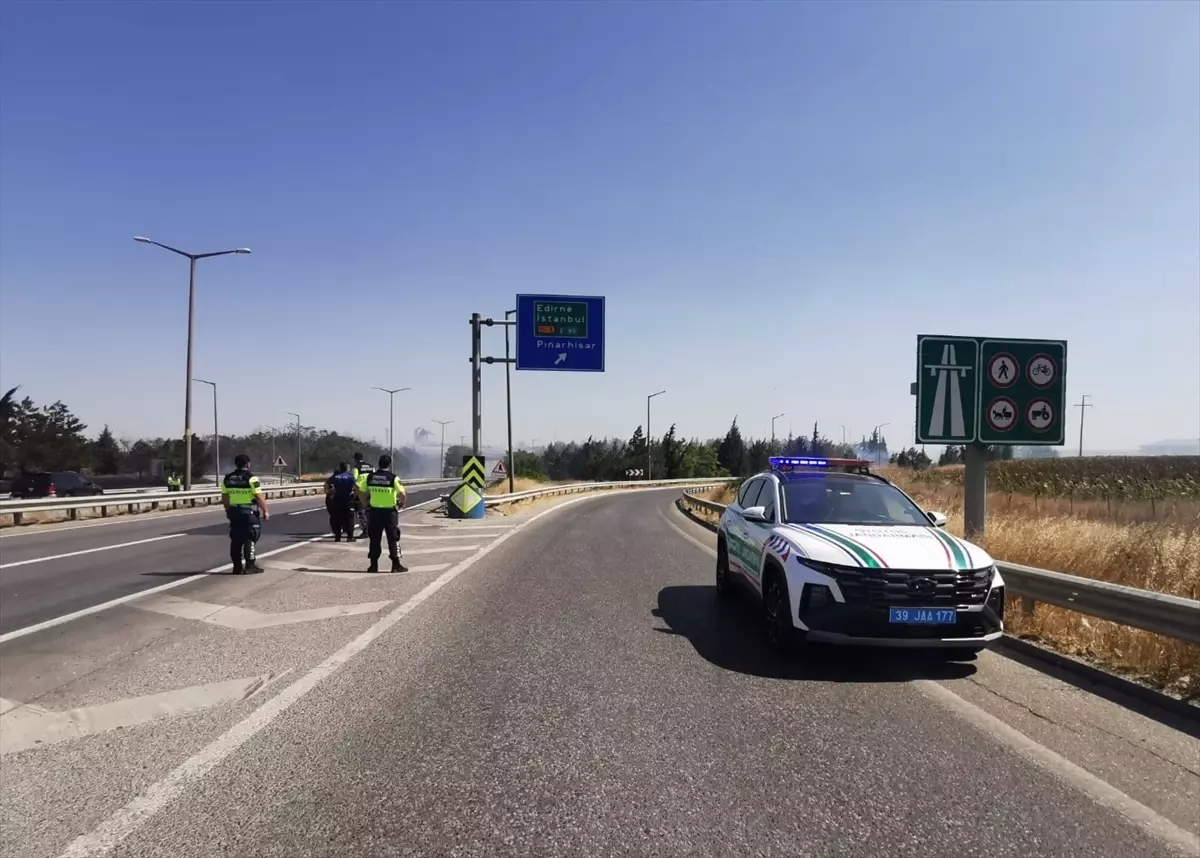 Kırklareli'nde Anız Yangını Kontrol Altına Alınmaya Çalışılıyor