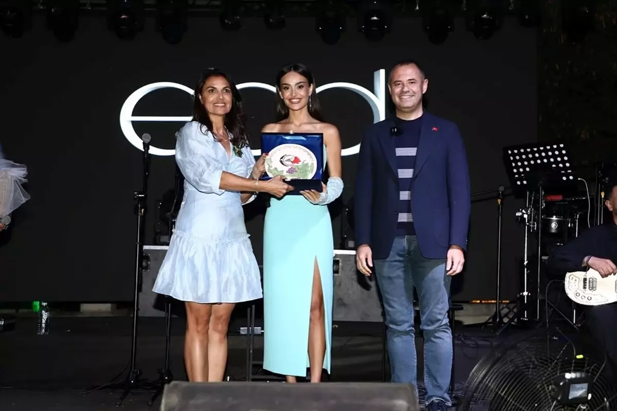 Kırklareli Yayla Şenliklerinde Elif Buse Doğan Konser Verdi