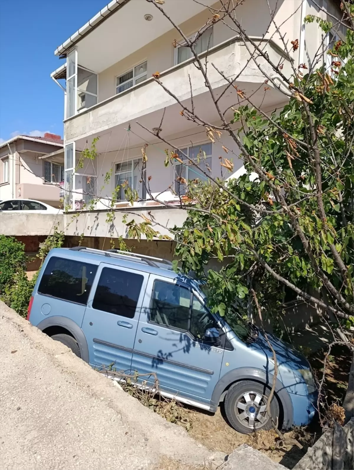 Kırklareli'de Hafif Ticari Araç 2 Metreden Bahçeye Düştü