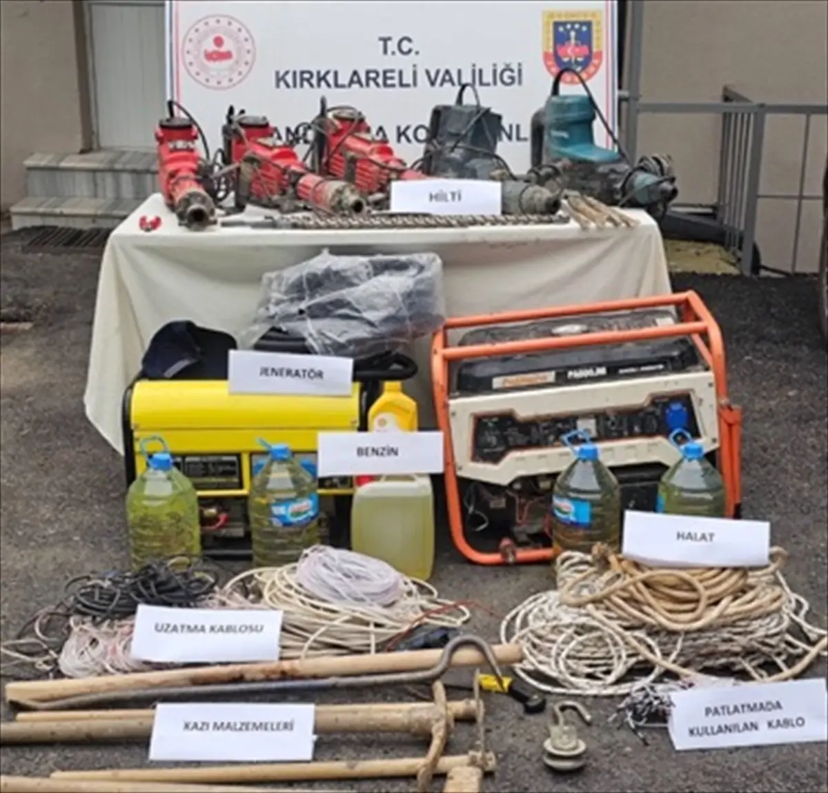 Kırklareli'nde Kaçak Kazı ve Uyuşturucu Operasyonu: 9 Gözaltı