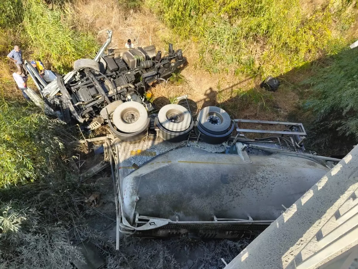 Kırklareli'nde Köprüden Düşen Tırın Sürücüsü Yaralandı