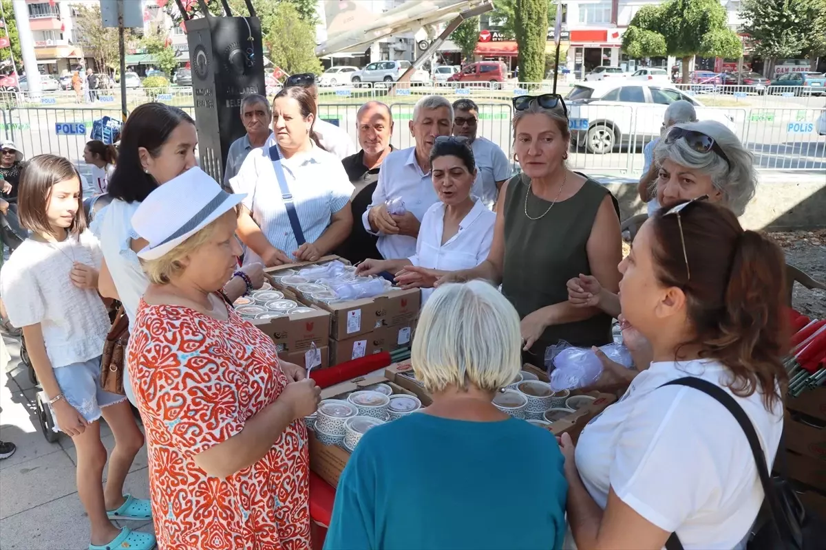 Kırklareli'nde muhtarlar, 30 Ağustos Zafer Bayramı dolayısıyla aşure dağıttı