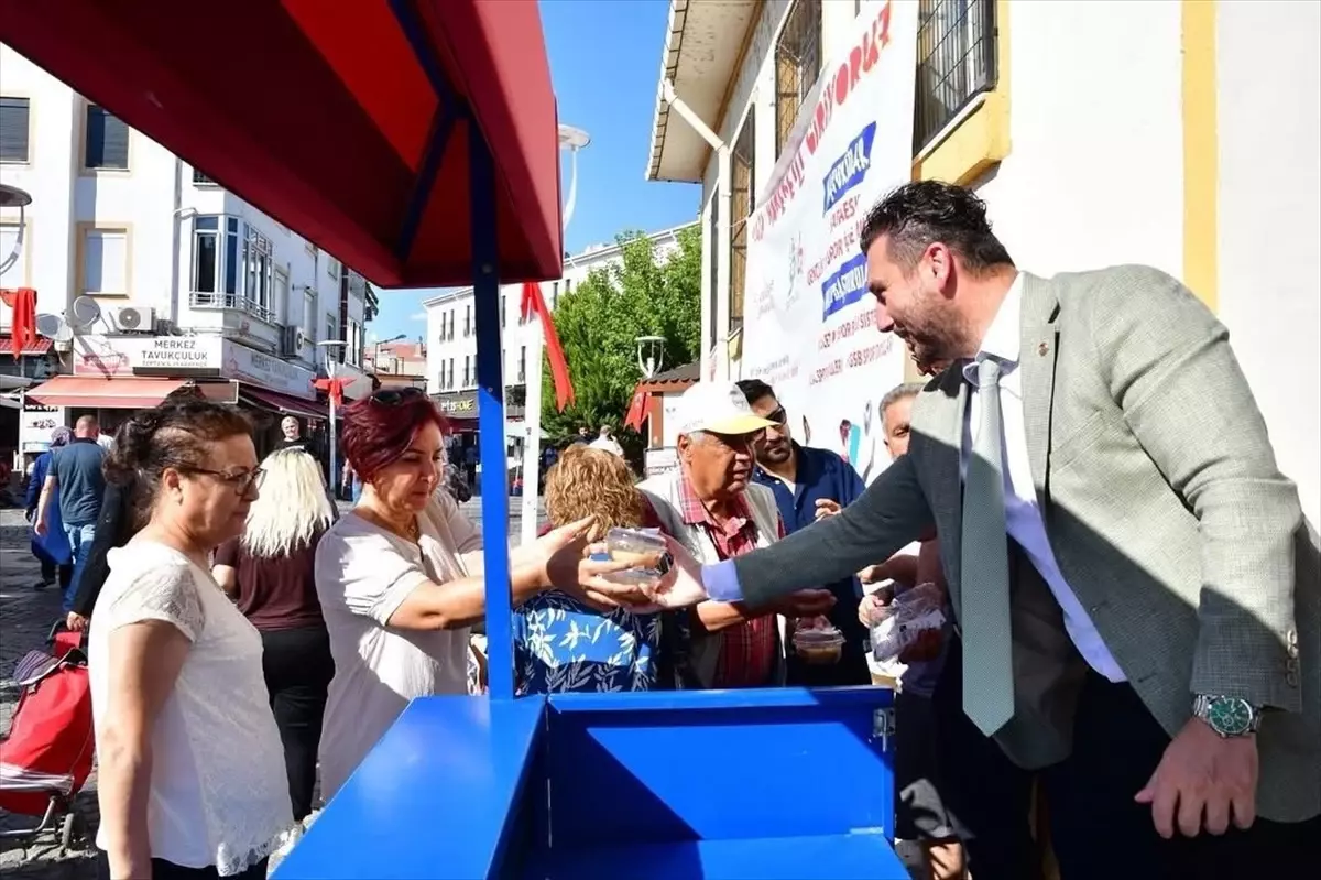 Babaeski ve Pınarhisar Belediyelerinden Aşure ve Dondurma İkramı