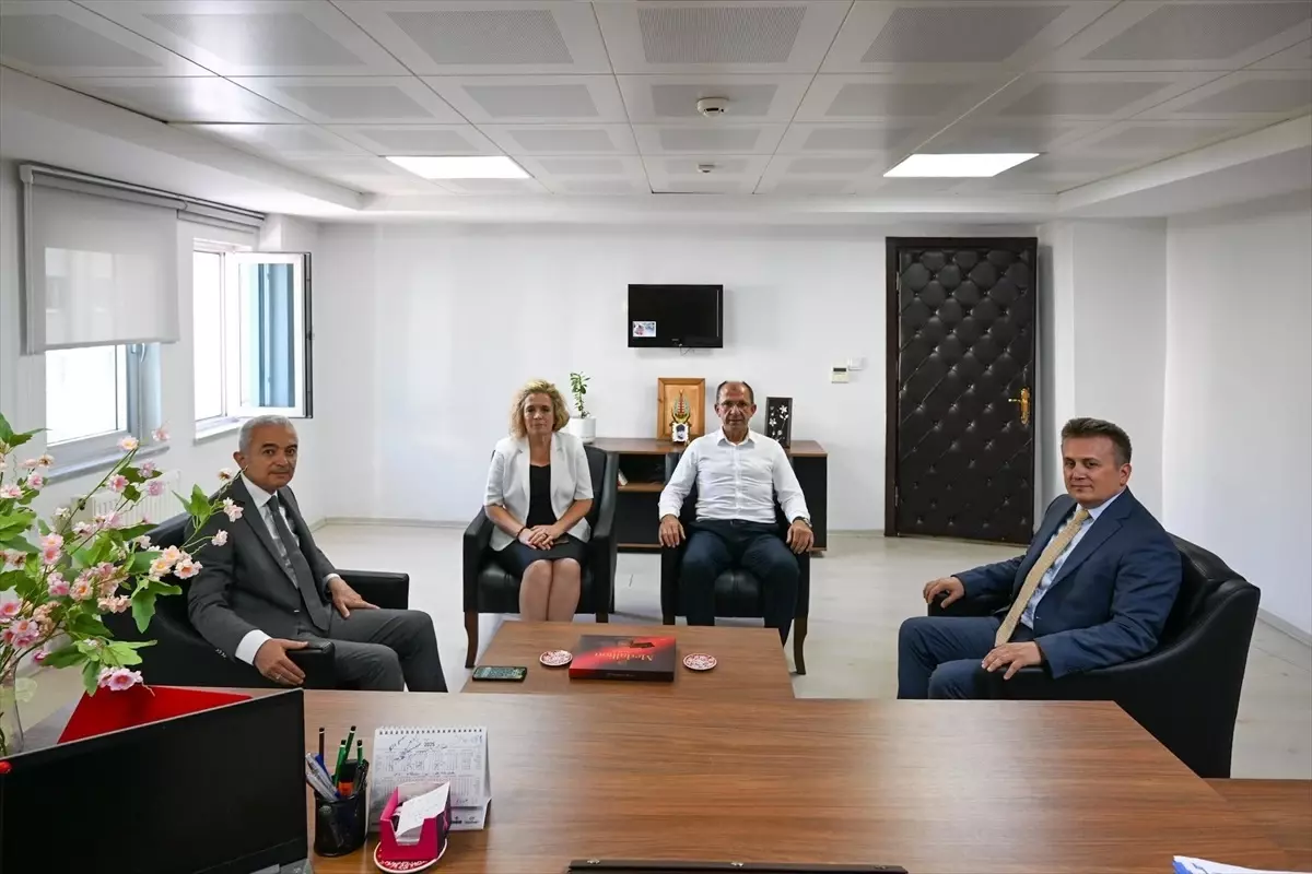 Kırklareli Valisi Uğur Turan, Nüfus ve Vatandaşlık Müdürlüğünü Ziyaret Etti