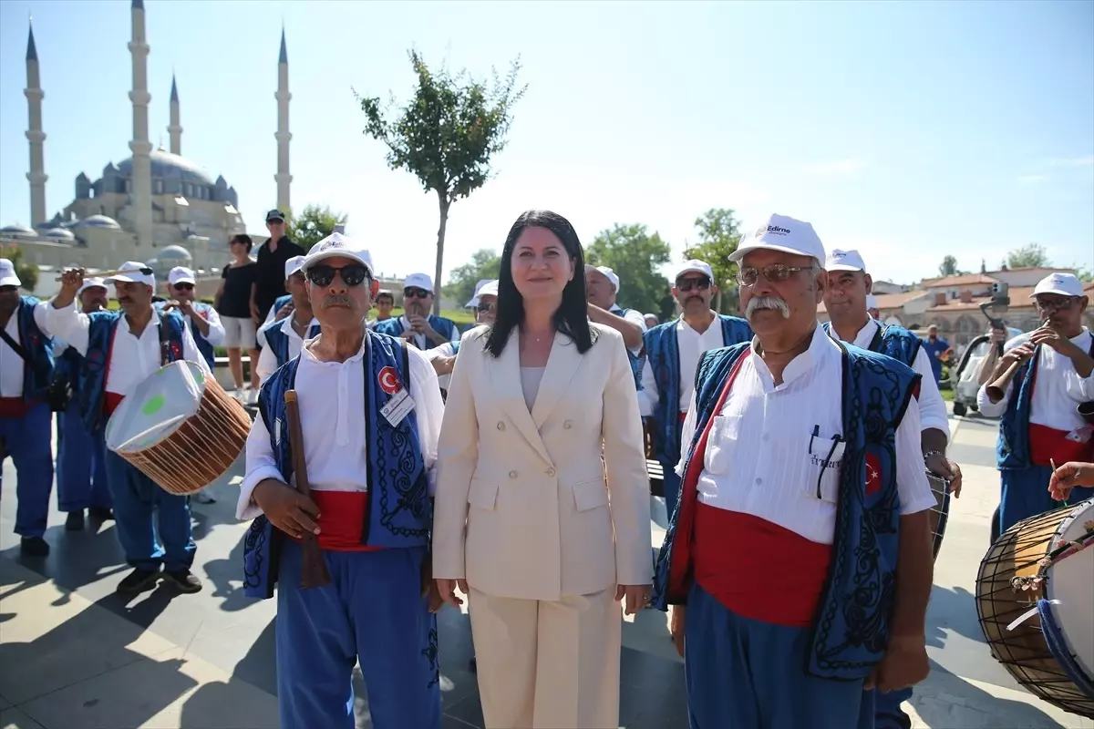 Kırkpınar Yağlı Güreşleri'ne Davet Geleneksel Kıyafetlerle Yapıldı